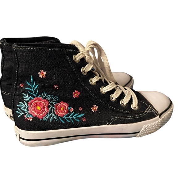 Airwalk Women's Navy Denim Embroidered Flower High Top Sneakers Size 8 - Picture 6 of 9